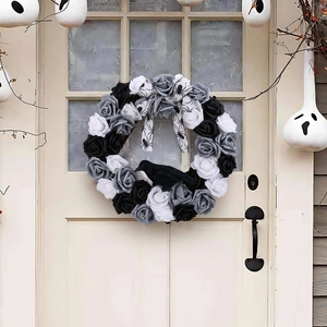Halloween krans met zwart-witte rozen, spinnenstrik en een decoratieve zwarte kraai
