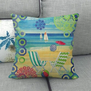 Dettaglio della federa in lino con motivo colorato di barca a vela e sedia da spiaggia