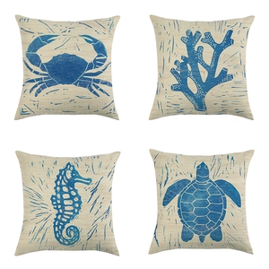 Set mit vier maritimen Kissenbezügen mit blauem Krabben- Korallen- und Schildkrötendruck
