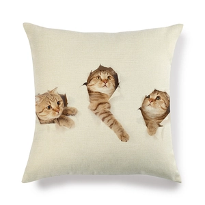 Vue détaillée de la texture du lin et de l'imprimé chat 3D sur la housse de coussin carrée