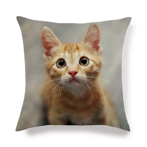 Détail de la housse de coussin en lin avec imprimé chaton orange vif et texture tissée