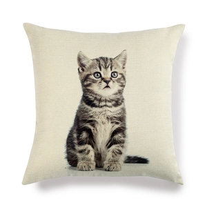 Texture détaillée du lin de la housse de coussin avec imprimé réaliste de chat gris