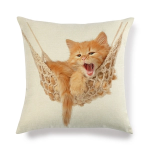 Détail de la housse de coussin en lin montrant la texture tissée et l'imprimé chaton orange