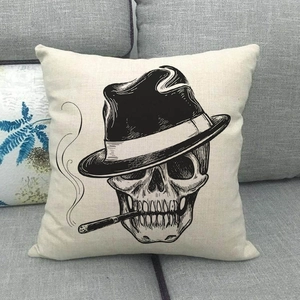 Dettaglio della fodera per cuscino in lino con teschio nero e sigaro stile vintage