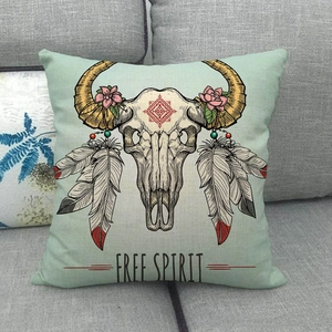 Detail van Boho linnen kussenhoes met stierenschedel en Free Spirit tekst op een bank