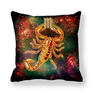 Skorpion Sternzeichen Kissenhülle mit goldenem Skorpion und buntem Galaxie-Design