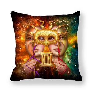 Gemini-Sternzeichen-Kissenbezug mit goldenem Sonnenmasken-Motiv und buntem Nebel-Sternenmuster