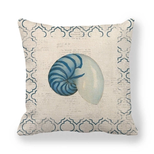 Detail eines Leinenkissenbezugs mit blauem Nautilusschalen-Druck und Vintage-Mustern