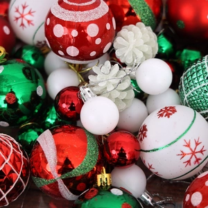 Makro-Detail bemalter Weihnachtskugeln mit vielfältigen Mustern und festlichen Texturen