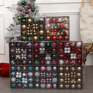 Detailansicht von verschiedenen Christbaumkugeln in mehreren Farben und Texturen