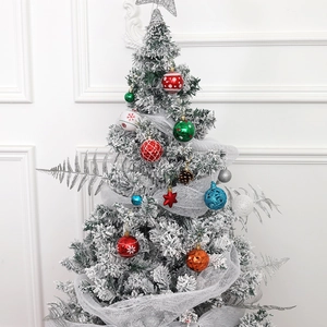 Weihnachtsbaumschmuck-Set mit bunten gemusterten Kugeln und roten Sternanhängern