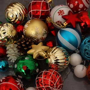 Buntes Weihnachtsbaumschmuck Set mit matten, glitzernden und schneeflockigen Kugeln