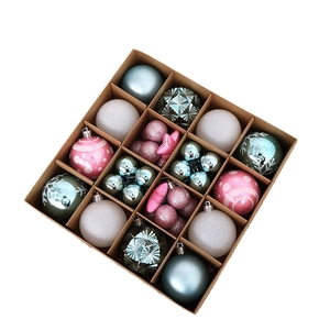 Weihnachtskugeln Geschenkset mit verschiedenen Texturen in einer 16er-Box präsentiert