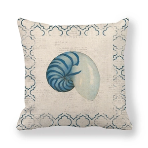 Mediterraner Leinenkissenbezug mit blauem Nautilus und geometrischer Bordüre
