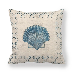 Leinen-Kissenbezug mit blauem Muschelprint und geometrischem Rand auf weißem Grund
