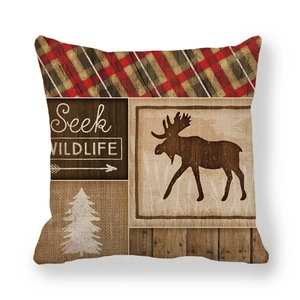 Dettaglio federa in lino con quadri rossi, venature del legno e scritta Seek WILDLIFE