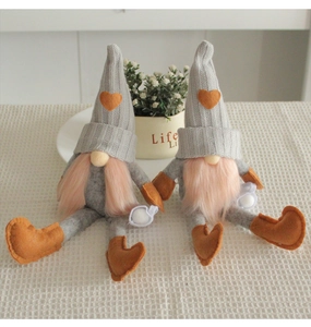 Detail von zwei handgefertigten Valentins-Wichteln mit Strickmützen und Bärten