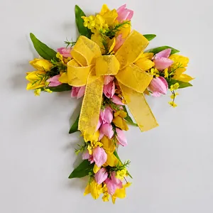 Dettaglio della ghirlanda pasquale a croce con tulipani e fiocco di juta rustica