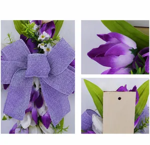 Dettaglio di tulipani viola artificiali con fiocco in iuta e supporto in legno rustico