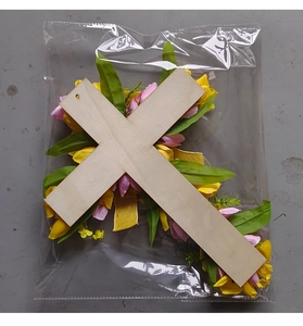 Dettaglio della ghirlanda a croce pasquale in legno con tulipani e fiocco in tela rustica