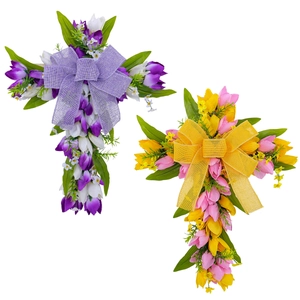 Ghirlanda pasquale a croce con tulipani viola e fiocco di iuta per decoro pareti