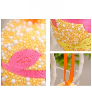 Detalles macro de colgante de huevo de Pascua con bolas de espuma y cintas de colores