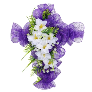 Ghirlanda pasquale a croce in rete viola con gigli bianchi per decorazione porta