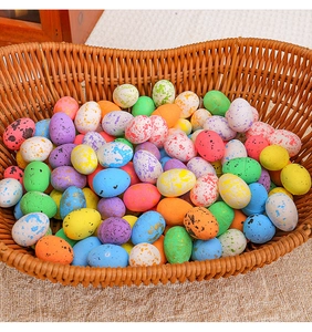 Uova di Pasqua colorate e macchiate in schiuma in un cesto di vimini su tela di iuta