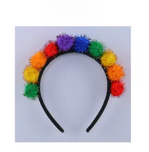 Vue détaillée de face d'un serre-tête de carnaval avec dix pompons pailletés colorés