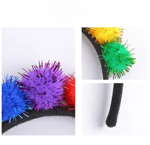Vue détaillée des pompons colorés en guirlande sur ce serre-tête de fête de carnaval
