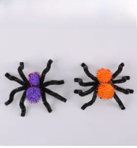 Vue détaillée des pinces à cheveux araignée en peluche violette et orange pour Halloween