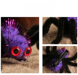 Détail de la pince à cheveux araignée violette d'Halloween avec yeux rouges et clip métallique