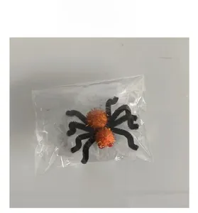 Gros plan sur la pince à cheveux araignée d'Halloween en peluche orange et noire