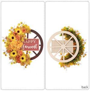 Dettaglio corona di girasoli Happy Harvest con foglie di acero e bacche su ruota di legno
