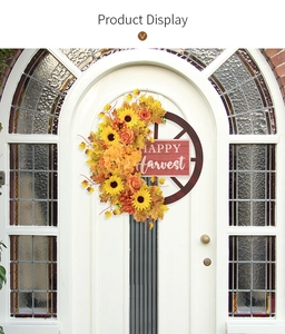 Dettaglio di ghirlanda di girasoli e acero su ruota di legno con scritta Happy Harvest