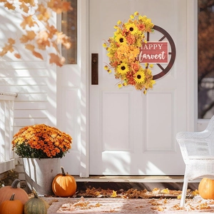 Dettaglio ghirlanda autunnale con girasoli e ruota in legno con HAPPY Harvest