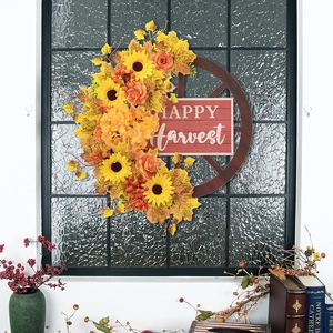 Dettaglio ghirlanda autunnale con girasoli, foglie di acero e targa HAPPY Harvest