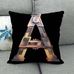 Dettaglio di cuscino steampunk con lettera A su divano con motivi di ingranaggi e rivetti