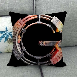 Dettaglio della lettera G meccanica 3D stampata su un cuscino decorativo in lino nero