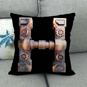 Dettaglio federa quadrata con lettera H steampunk 3D su un divano grigio