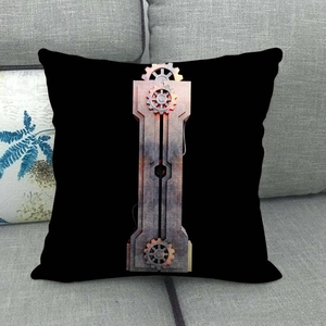Dettaglio della stampa ingranaggi steampunk su federa per cuscino in lino nero