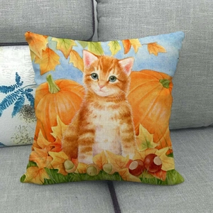 Dettaglio copricuscino in lino con gatto acquerello e motivi di zucche autunnali