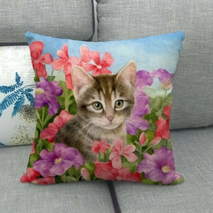 Fodera per cuscino in lino con gatto ad acquerello e fiori su un divano grigio