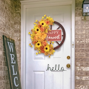 Ghirlanda autunnale con girasoli e foglie d'acero su ruota di legno per porta casa