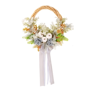 Couronne d'automne avec citrouilles blanches, roses grises et eucalyptus sur vigne