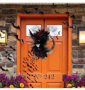 Détail de couronne d'Halloween avec crâne à haut-de-forme et roses rouges sur filet