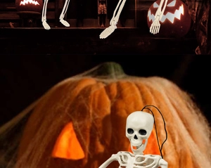 Detailed view of a 40cm plastic Halloween skeleton with realistic bone texture and hanging rope