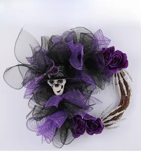 Couronne d'Halloween avec crâne à chapeau noir, roses mauves et base en vigne gothique