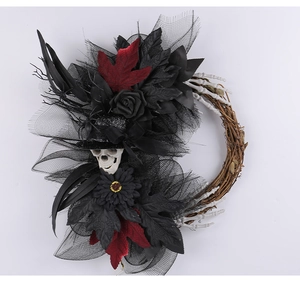 Détail de couronne d'Halloween avec crâne, chapeau haut de forme et roses sombres