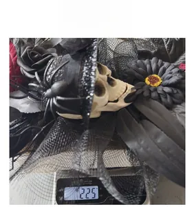 Mesure du poids de 225g pour la couronne d'Halloween avec crâne et araignée noire